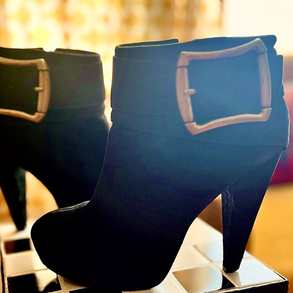 Luichiny vintage black suede high heeled ankle boots w/oversized buckle - Picture 2 of 8